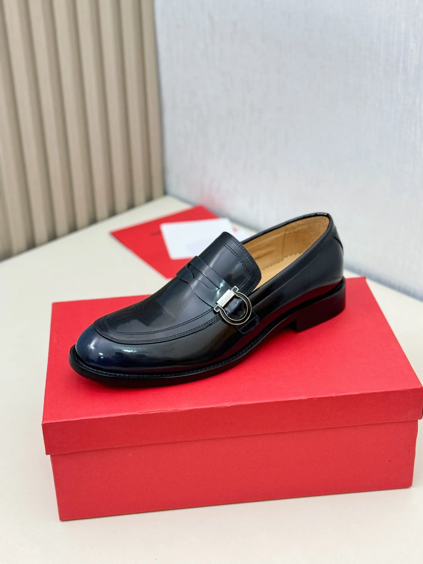 [Ferragamo] P: 560💰 Number of yards: 38~44 (45 orders are non-returnable) Ferragam's new men's formal leather shoes, the fabric is made of imported cowhide, with visible texture, heavy-duty stitching, dyed calfskin inside, standard logo cowhide feet, big-name experience, soft and comfortable on the feet, a men's favorite, special non-slip and wear-resistant rubber soles, easy to handle various occasions, with original box packaging!